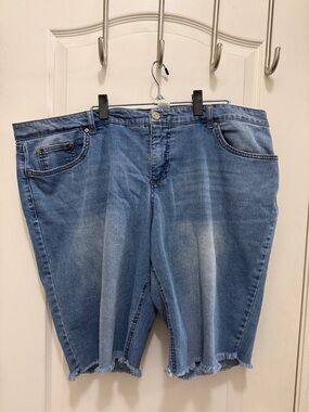 Women’s 20W High-Rise Blue Denim Frayed Bottom Soft Stretch Shorts